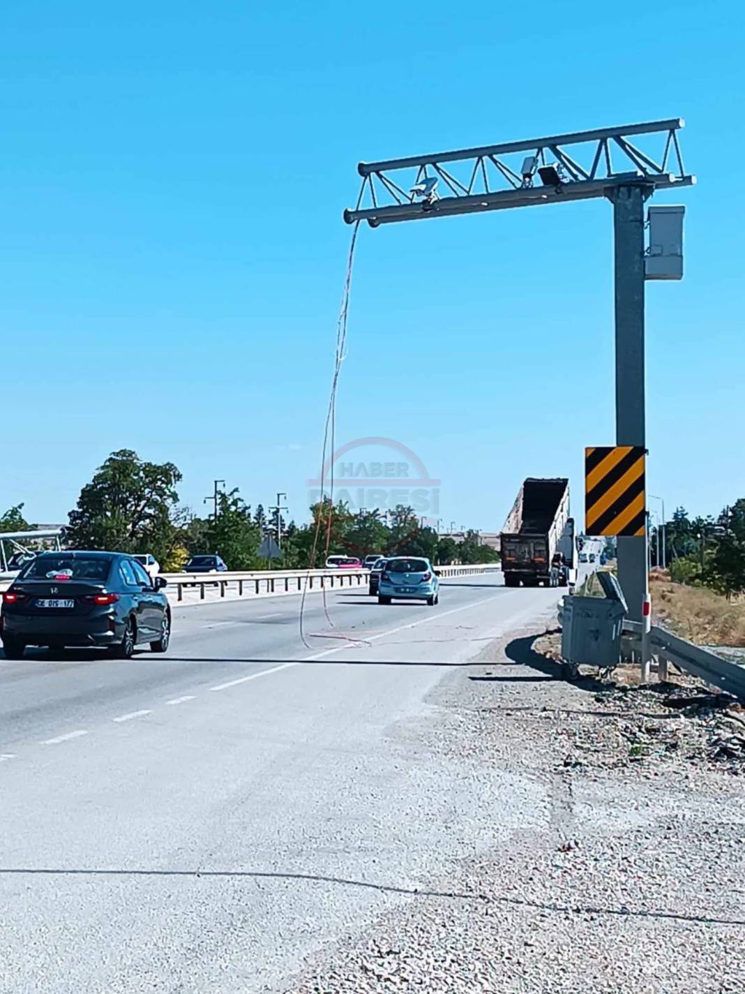 Konya’daki bir yolda TIR, hız ihlal tespit kameralarını kırdı 3